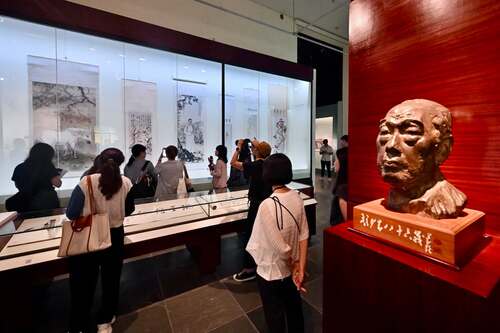 A master’s legacy!✨ The “Legacy of Lingnan School of Painting: In Commemoration of the 120th Anniversary of the Birth of Chao Shao-an” exhibition, running at the Hong Kong Heritage Museum until 23 Feb 2026, commemorates the 120th anniversary of the birth of Lingnan School master Chao Shao-an (1905–1998). A visionary artist and dedicated educator renowned for his vivid, lifelike depictions, Chao was hailed as “the foremost bird-and-flower painter in modern China.” This special exhibition presents a stunning collection of his works from the 1930s to the 1990s, including treasured donations and rarely seen loans from private collections. Come walk in the footsteps of a master and experience the timeless beauty of Lingnan artistry.🎨  https://hk.heritage.museum/en/web/hm/exhibitions/data/csa_120a.html  #hongkong #hk #brandhongkong #asiasworldcity #artsandculture #Chaoshaoan