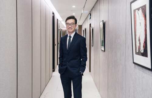 Why does Hong Kong consistently rank as a top choice for international talent? 🌏✨ Policy. Legislation. Investment. That’s how the HKSAR Government brings talent in, said Jason Chang, the Chairman of the Australian Chamber of Commerce in Hong Kong. Building on strong trade, commerce and investment ties, Hong Kong and Australia are strengthening collaboration in education, healthcare, artificial intelligence and technology.💡 Chang highlighted that Hong Kong is widely regarded as an ideal hub for foreign firms to set up their headquarters. At the same time, the city is also a gateway for Chinese Mainland companies to go overseas and “a very good location for global procurement” given its central position.   Find out more: https://www.thestandard.com.hk/people/article/331615/Hong-Kong-a-familiar-trusted-partner-for-Australian-businesses   #hongkong #brandhongkong #asiasworldcity #TheStandard #AustChamHongKong