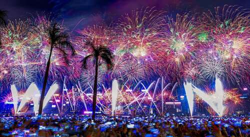 踏入馬年，香港以一連串盛大賀歲節目迎接新歲🐎！農曆新年假期期間亮點連連：新春國際匯演之夜於2月17日舉行，以「開年、開運、開心」為主題，近60隊花車及表演隊伍為尖沙咀注入繽紛色彩與活力；馬年煙花匯演於2月18日在維多利亞港上空上演，歷時約23分鐘，配合「馬到功成耀香江」主題的煙花圖案綻放夜空🎆🌟；2月19日的馬年賽馬日亦吸引大批馬迷及旅客齊聚沙田馬場，歡度新歲🏇。賀年節目熱度未減，一年一度的賀歲盃將於明日（2月21日）接力登場。恭祝大家新年快樂，恭喜發財 🧧！  #香港 #香港品牌 #亞洲國際都會 #盛事之都 #盛事香港 #農曆新年 #節慶
