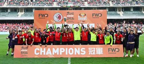 足球賽事迎馬年！🐎⚽賀歲盃2026於2月21日在香港大球場上演，吸引逾14,000名熱情球迷入場觀戰，觀賞中國香港代表隊主場迎戰南韓K聯賽勁旅FC首爾。雙方於法定時間打成1比1平手，最終港隊在互射12碼下以5:4勝出，為全城新春慶祝活動再添熱鬧氣氛。🎉  #香港 #香港品牌 #亞洲國際都會 #盛事之都 #盛事香港 #賀歲盃 #馬年