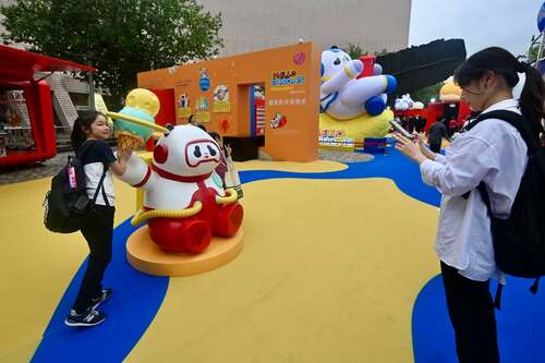 The cutest astronauts in the universe have landed in Hong Kong!🐼🚀 We’re talking about the “HELLO PANDAS: The Panda's Space Journey” carnival at the Hong Kong Cultural Centre Piazzas! Until March 10th, the harbourfront has been transformed into a playful cosmic wonderland.  Come and enjoy a unique blend of panda cuteness and aerospace adventure. Wander through art installations, interact with futuristic robot dogs, browse the market, and fuel your curiosity at the space exhibition. Best part? It’s completely free.  So don't miss out on this out-of-this-world experience!✨  #hongkong #brandhongkong #asiasworldcity #megaevents #megaHK #panda #hellopanda