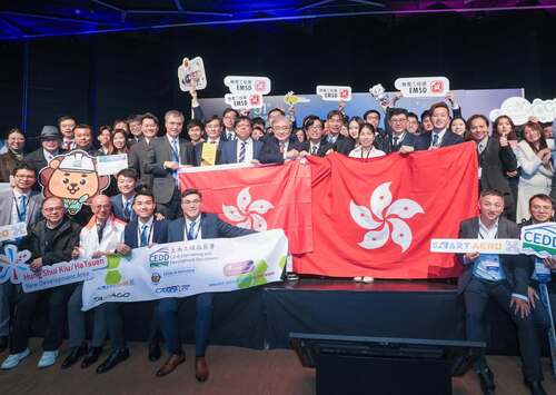 香港揚威日內瓦國際發明展！💡✨香港代表團於第51屆日內瓦國際發明展創下歷史性佳績，榮獲近300個獎項。這場全球矚目的發明展覽會於3月11至15日在瑞士舉行，香港共有44個機構參展，包括本地大學、研發中心、科技企業、政府部門及中小學，展示一系列創新成果。亮眼成績包括破紀錄的12個特別大獎，其中The Oasis One International Limited 的熱帶海水魚類養殖產業鏈方案更榮獲全場總冠軍；還有57個評審團嘉許金獎及98個金獎。香港創新科技實力閃耀國際舞台，讓我們為這些出色的創科人才致以最熱烈掌聲！👏  12個特別大獎項目如下：  · The Oasis One International Limited：熱帶海水魚類養殖產業鏈方案（同時榮獲全場總冠軍） · 渠務署的履帶式全地形渠道檢測機械人「百變探哥」 · 香港大學InnoHK先進生物醫學儀器中心的鼻腦遞送納米噴劑用於院前缺血性腦卒中急救 · 香港中文大學InnoHK香港微生物菌群創新中心的用於肝臟健康的新型合生元配方（SLD07） · 香港城市大學的海水淡化裝置  · 香港浸會大學的AI事實查核服務  · 香港理工大學的PD-001R：神經退化性疾病治療候選藥物；以及發電機檢測方式：兼容擋板的自主式機械人  · 香港鐵路有限公司：聲學齒輪監測系統「Acoustic GearGuard」 · 香港創新基金：「智惜泊」（青年組） · 林氏基金—青松侯寶垣小學：生物綠芯濾油器（青年組）  #香港 #香港品牌 #亞洲國際都會 #創科 #日內瓦國際發明展