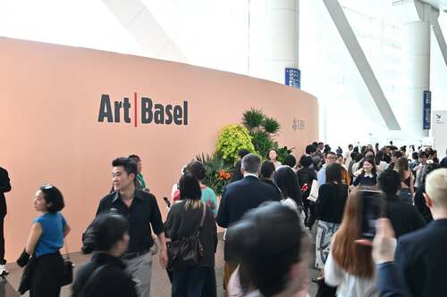 Be inspired by Asia's premier art fair!🎨✨ Art Basel Hong Kong opened to the public today (Mar 27), presenting works from over 240 world-renowned galleries spanning 41 countries and territories. From thematic artworks to expansive installations and digital initiatives, this year’s fair presents pillar sectors and unveils new ones. It’s a place where awesome art by both established and emerging talents attracts global collectors and art lovers alike. Take a look at some of the highlights🖼️:  Learn more: https://www.artbasel.com/hong-kong  #hongkong #brandhongkong #asiasworldcity #megaevents #megaHK #ArtMarchHK #ArtBaselHongKong