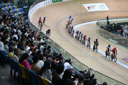 Pedal power!🚴‍♀️⚡ The 2026 UCI Track World Cup (Apr 17-19) wrapped up in style at the Hong Kong Velodrome, drawing nearly 400 riders from around 40 countries and regions. Local star Ceci Lee delighted home fans by winning the silver medal in the women's elimination event on day one before finishing 14th overall in the women’s omnium race. Great Britain topped the medal table with three gold, three silver and three bronze medals. Alongside the fast-paced action, spectators soaked up the fun at a cycling-themed carnival with games, booth activities and an exhibition.🌟  #hongkong #brandhongkong #asiaworldcity #megaevents #megaHK #dynamic #UCI