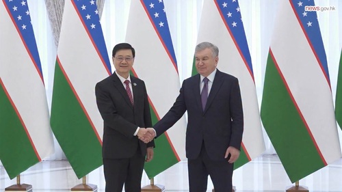 Hong Kong SAR Chief Executive John Lee led a high-level delegation representatives from Hong Kong and Mainland enterprises on a visit to Uzbekistan (Jun 4) to deepen ties and explore bilateral co-operation.🤝 In Tashkent, Mr Lee met the President of Uzbekistan, Shavkat Miromonovich Mirziyoyev, Prime Minister Abdulla Nigmatovich Aripov and Deputy Prime Minister Jamshid Khodjayev to discuss ways of enhancing co-operation. Mr Lee and Uzbek Minister of Foreign Affairs Bakhtiyor Saidov witnessed an exchange of notes between the two places on a mutual visa-free arrangement, which would allow a visa-free period of 30 days for visitors from both sides. Mr Lee invited Uzbekistan to stage major conferences and key projects in Hong Kong as Asian chapters or roadshows, while encouraging more young talent from Uzbekistan to study in Hong Kong. He also introduced Hong Kong's opportunities and business advantages to local political and business representatives.🌟   https://www.info.gov.hk/gia/general/202606/04/P2026060400879.htm  #hongkong #brandhongkong #asiasworldcity #CentralAsia #Uzbekistan