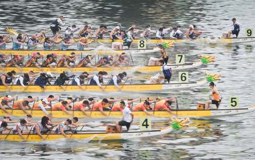 Hong Kong celebrates Golden Jubilee of international dragon boat races in style!🐉🚣 The 50th anniversary of the Sun Life Hong Kong International Dragon Boat Races (Jun 27-28) combined fun, tradition and highly competitive racing with over 4,500 paddlers from 16 countries and regions vying for honours on iconic Victoria Harbour. Cheering crowds lined the Tsim Sha Tsui Promenade, enjoying the carnival atmosphere.🎉 Marking the historic occasion, the debut “50th Anniversary Fishermen Invitational Cup” featured 6 local fishermen teams racing in traditional wooden dragon boats, paying tribute to Hong Kong’s fishing communities. The Fancy Dress Competition added an extra splash of colour, while visitors took advantage of various photo spots to capture lasting memories of the event.✨  #hongkong #brandhongkong #asiasworldcity #megaevents #megaHK #dynamic #dragonboat