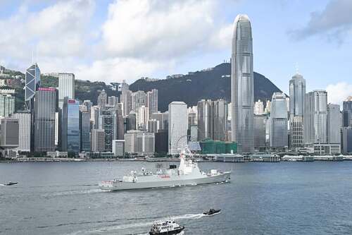 由導彈驅逐艦南寧艦、導彈護衞艦衡陽艦組成的中國人民解放軍海軍南寧艦編隊於7月2至6日訪問香港，此次訪港正值香港慶祝香港特別行政區成立29周年，別具意義。期間除了舉行多項文化交流活動，艦艇更開放予公眾參觀，吸引1.4萬名公眾登艦，近距離觀賞艦上裝備與設施。  #香港 #香港品牌 #亞洲國際都會 #南寧艦 #衡陽艦 #香港特區成立29周年