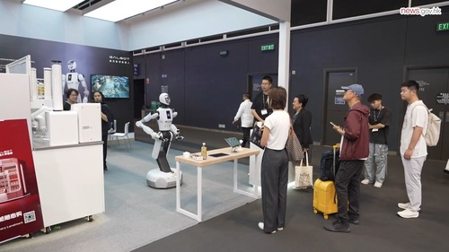 The inaugural LEAP East 2026, held at the Hong Kong Convention and Exhibition Centre from July 8 to 10, marks the conference’s first edition outside Saudi Arabia. The three-day event brings together more than 35,000 participants, including 340 speakers and 450 exhibitors from 30 countries and regions. An exhibitor from the Chinese Mainland highlighted that LEAP East maintains strong ties with the Middle East. Among the exhibitors, Hong Kong-based start-up founder San Wong said his aim was to leverage the platform to expand into international markets, particularly across the Middle East. LEAP East is set to run in Hong Kong for the next three years, serving as a valuable gateway to global markets. Watch the video and learn about the latest innovations and business opportunities at the conference. 🌟  #hongkong #brandhongkong #asiasworldcity #LEAPEast #innovationandtechnology