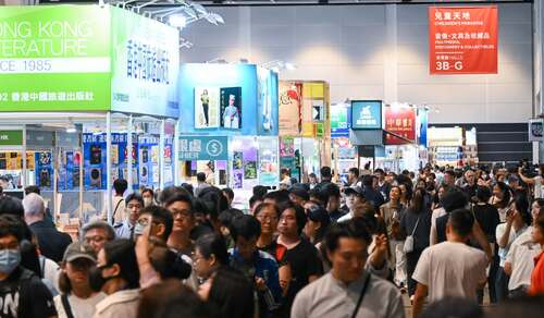 A real page-turner!📚✨ The 36th Hong Kong Book Fair is underway at the Hong Kong Convention and Exhibition Centre (til Jul 21). Under the theme “Cultural Legacy | Joyful Journeys,” book lovers can dive into over 600 cultural events and embark on a journey from Hong Kong to the world—discovering global history, culture and lifestyles through the power of reading.🌍📖 The eight themed seminar series cover a wide range of cultural and lifestyle topics, offering readers valuable opportunities to engage with authors, scholars and cultural figures from near and far.   https://www.hktdc.com/event/hkbookfair/en  #hongkong #brandhongkong #asiasworldcity #megaevents #megaHK #bookfair