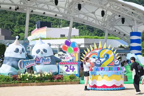 與大熊貓一起迎接精彩夏日！🐼☀️由即日起至8月31日，香港海洋公園為園內大熊貓舉行生日派對；今年對快將兩歲的可愛大熊貓龍鳳胎家姐「加加」及細佬「得得」而言，更別具意義。🎂🎉園內準備一連串慶祝活動，包括互動遊戲、限定生日表演，以及遍布園區的打卡位。📸別錯過公園正門的巨型生日倒數區，以及位於海濱樂園廣場、高達5米的「大熊貓壽桃山」，以滿滿香港特色送上生日祝福！✨https://www.oceanpark.com.hk/tc/a-day-at-the-park/events/pandastic-summer-birthday-celebration   #香港 #香港品牌 #亞洲國際都會 #海洋公園 #大熊貓 #加加 #得得