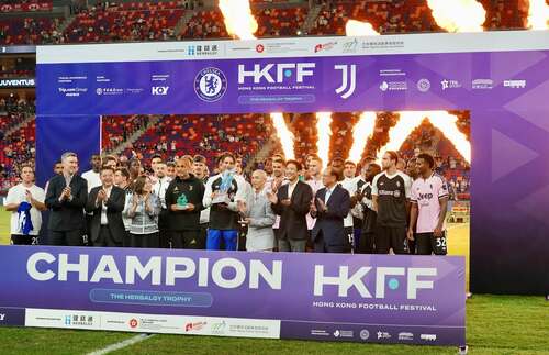 香港足球盛會2026圓滿落幕！⚽️🔥意大利豪門祖雲達斯於8月5日在啟德主場館上演的「健絡通盃」中，以1：0擊敗英超勁旅車路士，並在逾43,500名球迷見證下成功捧盃。🏆賽事關鍵一刻出現在第68分鐘，祖雲達斯球星錫高華（Edon Zhegrova）於禁區頂以一記左腳中距離破網，為球隊奠定勝局。今屆香港足球盛會兩場賽事合共吸引近90,000名球迷入場，近距離欣賞球星風采，充分展現香港作為國際大型體育盛事目的地的魅力。🌟  #香港 #香港品牌 #亞洲國際都會 #盛事之都 #盛事香港 #香港足球盛會2026