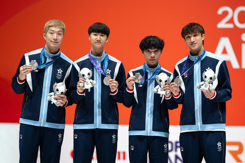 Medal rush!🔥 Team Hong Kong, China has enjoyed a hugely successful past few days at the Asian Games, clinching one gold, two silver and six bronze medals from Sep 25-27, bringing the team's total medal haul to 32 so far.👏  Highlights include the Men’s Foil Team securing silver🤺 — its sixth consecutive podium finish — and gymnast Ng Ka-ki claiming bronze in the Men’s Vault (Sep 25). The following day brought bronze medals for the Women’s Foil Team, the Men’s Sabre Team, squash player Chan Sin-yuk in the Women’s Singles, and esports athletes Li Hin-hei, Wong Yuk-cheung and Yeh Man-ho in the fighting games. On Sep 27, there was more success on the squash courts with Hong Kong, China sweeping gold and silver in the Mixed Doubles, while the Men’s Épée Team added another bronze. Congratulations to all our athletes — keep shining!✨  The Hong Kong, China Delegation has so far won five gold, 12 silver and 15 bronze medals. The newly won medals are:  Gold Medal🥇 Squash: Mixed Doubles Lee Ka-yi, Tang Ming-hong  Silver medal🥈 Fencing: Men's Foil Team  Cheung Ka-long, Ryan Choi, Leung Chin-yu, Harris Ho   Squash: Mixed Doubles Tse Yee-lam, Toby, Lai Cheuk-nam  Bronze medal🥉 Artistic Gymnastics: Men's Vault  Ng Ka-ki  Fencing: Women's Foil Team Daphne Chan, Valerie Cheng, Janelle Leung, Sophia Wu   Fencing: Men's Sabre Team Royce Chan, Hugo Ho, Aaron Ho, Leung Tin-ching   Squash: Women's Singles Chan Sin-yuk  Esports: Fighting Games [Street Fighter 6, TEKKEN™ 8, THE KING OF FIGHTERS XV] Li Hin-hei, Wong Yuk-cheung, Yeh Man-ho  Fencing: Men's Épée Team Fong Hoi-sun, Ho Wai-hang, Lau Ho-fung, Ng Ho-tin  Photo: Sports Federation & Olympic Committee of Hong Kong, China  #hongkong #hk #brandhongkong #asiasworldcity #dynamic #asiangames