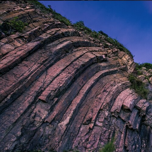DAYS AND NIGHTS OF HIGH ISLAND RESERVOIR 萬宜水庫的日與夜  Night falls on the hexagonal rock columns. 夜幕下的六角形岩柱。  Photo 圖片: @afcdgovhk @hongkonggeopark  #Hongkong #Brandhongkong #Asiasworldcity #HongKongGeopark #DiscoverHongKong #Reservoir #Nature #AFCD #香港 #香港品牌 #亞洲國際都會 #香港地質公園 #水塘 #自然生態 #漁護署