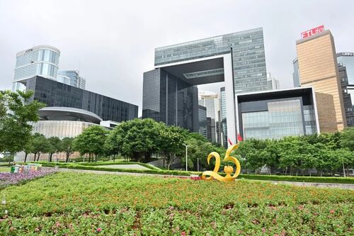 🌺🌸HKSAR IN BLOOMING BIRTHDAY 花樣香港 25年華 🥳  Hong Kong is bedecked with floral displays as the Special Administrative Region celebrates its 25th anniversary (July 1) with flower patches and theme gardens in over 50 places across the city.   香港特別行政區踏入25周年之際，全港50多處景點佈滿色彩斑斕的慶賀花海，勢必成為市民打卡熱點。  https://www.bat.gov.hk   Central and Western District Promenade (Central Section) 中西區海濱長廊(中環段)  @hksar25  #hongkong #brandhongkong #asiasworldcity #HKSAR25A #flowerwalls #citydressup #blossomAroundTown #香港 #香港品牌 #亞洲國際都會 #香港特區25周年 #香港回歸25周年 #花悅滿城