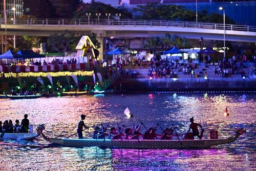 ROWING UNDER THE STARS! 夜光海龍耀維港  Feel the vibe of thumping drumbeats, bright LED lights and adrenalin-fueled competition.   響亮的鼓聲、龍舟和賽道上的點點燈光，激勵健兒們奮力向前。  @rhkyc   #Hongkong #Brandhongkong #Asiasworldcity #dragonboat #VictoriaHarbour #香港 #香港品牌 #亞洲國際都會 #龍舟 #維多利亞港