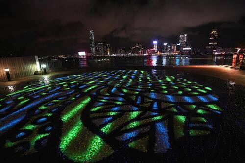 AN ART TECH JOURNEY @VICTORIA HARBOUR 藝術@維港 創造活力海濱  Eternal Light of a Seashell by Victor Wong is inspired by the Fibonacci sequence.  黃宏達的石地畫《永恆光海貝》受「斐波那契數列」啟發。  #hongkong #brandhongkong #asiasworldcity #artandculture #arttech #victoriaharbour #香港 #香港品牌 #亞洲國際都會 #文化藝術 #藝術科技 #維港victoriaharbour