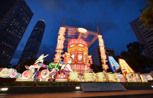 RECORD BREAKER! WORLD’S LARGEST HANGING LANTERN 刷新紀錄！世界最大型吊掛花燈登場  A Chinese palace lantern in Central, Hong Kong, standing at 13.08 m which is more than 3 storeys, has become the world's largest of its kind. It is the highlight of an exhibition with paper crafted lanterns of different models e.g. Hong Kong athletes to celebrate the HKSAR’s 25th Anniversary. Playing an important role in traditional festive celebrations, paper crafting technique has been recognised as an intangible cultural heritage of Hong Kong.   Follow @brandhongkong to discover the charms of intangible cultural heritage in the city!  作為首批被列入「香港非物質文化遺產代表作名錄」的技藝，紮作在傳統節日慶典中扮演重要角色。為慶祝香港特區成立25周年，「大型如意宮燈展覽」瑰麗登場！除了有刷新世界最大型吊掛花燈紀錄的宮燈外 (高13.08米)，更包含多款運動員造型花燈，充份展現紮作技藝的變化多端！ 追蹤 @brandhongkong，發掘香港非物資文化遺產的魅力！  #Hongkong #Brandhongkong #Asiasworldcity #lantern #ICH #香港 #香港品牌 #亞洲國際都會 #宮燈 #非物資文化遺產