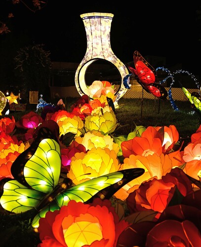 HOW IS HONG KONG CELEBRATING MID-AUTUMN FESTIVAL? 🌕🏮 細賞香港各區如何慶祝中秋  See how Hong Kong is gearing up to celebrate the Mid-Autumn Festival tomorrow (September 10).  從維港兩岸至商場室內，香港的節慶燈飾，是中秋(9月10日)「打卡」的必然之選。哪個是你最喜歡的燈飾設計呢？  - Entitled "Floral Wishes in Cheery Pitches", the decorations at Man Tung Road Park, Tung Chung, Lantau Island featuring five groups of lanterns based on birds, flowers and a baby panda offer an aesthetically pleasing sensation.  東涌文東路公園的燈飾以「花願‧樂園」為題，以滿園花海配合林鳥、繁花和小熊貓等五個綵燈組，帶給市民色彩繽紛的樂園。  #hongkong #brandhongkong #asiasworldcity #cosmopolitanhk #festive #midautumnfestival #diverse #香港 #香港品牌 #亞洲國際都會 #都會生活 #節慶 #中秋節 #賞月 #花燈