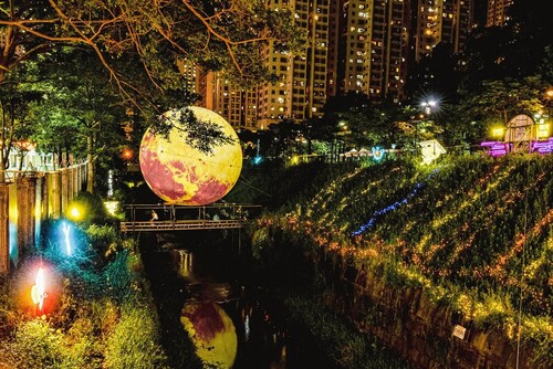 HOW IS HONG KONG CELEBRATING MID-AUTUMN FESTIVAL? 🌕🏮 細賞香港各區如何慶祝中秋  See how Hong Kong is gearing up to celebrate the Mid-Autumn Festival tomorrow (September 10).  從維港兩岸至商場室內，香港的節慶燈飾，是中秋(9月10日)「打卡」的必然之選。哪個是你最喜歡的燈飾設計呢？  - The lighting festival features giant moon lanterns at the Jordan Valley Channel, a revitalized aged concrete nullah in Ngau Tai Kok, Kowloon.  佐敦谷水道舉辦以「中秋明月」為主題的中秋綵燈會， 設置巨型月亮綵燈，令這活化河道「眼前一亮」。  #hongkong #brandhongkong #asiasworldcity #cosmopolitanhk #festive #midautumnfestival #diverse #香港 #香港品牌 #亞洲國際都會 #都會生活 #節慶 #中秋節 #賞月 #花燈