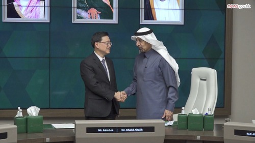 Perfect time to promote HK-Middle East ties! Federation of Hong Kong Industries Chairman Steve Chuang, who will join a high-level delegation to visit Qatar and Kuwait, said this is the ideal time for the trip to foster closer collaboration with enterprises in the Middle East. The current uncertainties affecting global business coupled with rapid advances in innovation and technology as well as efforts to promote economic diversification, played to Hong Kong’s advantages as a bridge linking China with the Middle East.  Featured:  Federation of Hong Kong Industries Chairman Steve Chuang  香港商貿代表團出訪卡塔爾和科威特正當其時，隨團的香港工業總會主席莊子雄表示，卡塔爾和科威特正尋求經濟轉型，香港可把握機會開拓當地市場，例如在發展新能源、新技術、金融服務及人工智能方面。同時，香港可善用超級聯繫人和超級增值人的角色，協助中東國家將產品和服務引入內地 。  受訪嘉賓： 香港工業總會主席莊子雄  https://www.news.gov.hk/eng/2025/05/20250508/20250508_171104_824.html  #hongkong #brandhongkong #asiasworldcity #MiddleEast #Qatar #Kuwait #香港 #香港品牌 #亞洲國際都會 #中東 #卡塔爾 #科威特