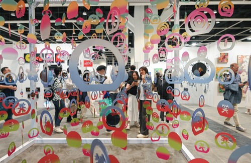 Are you a budding art collector? Don't miss The Affordable Art Fair (May 22–25) at the Hong Kong Convention and Exhibition Centre. Themed "I Am an Art Collector", this 12th edition of the fair features 99 exhibitors offering curated contemporary works at accessible prices, paired with innovative installations and hands-on workshops for all art lovers. Engage in workshops, connect with fellow enthusiasts, and discover emerging talents. Whether you’re a first-time buyer or a seasoned collector, dive into Hong Kong’s dynamic art scene and embrace the joy of acquiring your favourite affordable artworks.   藝術愛好者必到！第12屆香港冉起當代（5月22日至25日）正於香港會議展覽中心盛大舉行。今年展會以「敢賞・敢藏」為主題，匯聚99間參展單位，呈獻一系列精選、價格親民的當代藝術作品，並結合創新裝置藝術及互動工作坊，為所有藝術愛好者提供豐富的體驗。參加者可透過工作坊親身探索藝術世界，與志同道合的朋友交流，共同發掘新晉藝術家的潛力。無論是初次踏入藝術品收藏領域，或是資深的收藏家，都不妨走進這個充滿活力的藝術平台，享受挑選及擁有心儀藝術品的無限樂趣！  📍 @affordableartfairhk   #hongkong #brandhongkong #asiasworldcity #artsandculture #香港 #香港品牌 #亞洲國際都會 #文化藝術