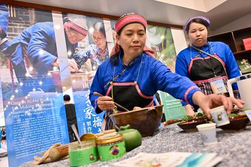 Discover the rich heritage of Hakka culture at the ninth "Genesis and Spirit - Treasures of Nature · Extraordinary Hakka" exhibition at Hong Kong Central Library (till July 1)! This immersive showcase features nearly 40 intangible cultural heritage (ICH) treasures from Jiangxi Province, including 3 UNESCO-listed masterpieces and 10 national ICH items. Experience the artistry of Gannan Tea Making Technique, Wengang Chinese Brush Making, Pingxiang Xiangdong Nuo Masks, and more, from those National ICH representative bearers and performers , while exploring the deep historical and cultural ties between Jiangxi and the Greater Bay Area. Don't miss this unique opportunity to connect with Hakka traditions and celebrate our shared roots!  探索客家文化瑰寶！第九屆「根與魂 — 物華天寶 非常客家︰江西省非物質文化遺產展演」現正於香港中央圖書館舉行，展期至7月1日。是次展覽精選近40項江西省非遺項目，包括3項被列入聯合國教科文組織的《人類非遺代表作名錄》及10項國家級非遺代表性項目。觀眾可以近距離欣賞由非遺代表性傳承人及展演人員 親自示範的贛南客家擂茶製作技藝、文港毛筆製作、萍鄉湘東儺面具等精湛技藝，同時深入了解江西與大灣區之間深厚的歷史文化聯繫。機會難逢，誠邀大家一同走進客家世界，感受其獨有的非遺魅力！  🔎 www.icho.hk  #hongkong #brandhongkong #asiasworldcity #customsandheritage #ICH #HongKongICHMonth2025 #香港 #香港品牌 #亞洲國際都會 #節慶與文化 #香港非遺月 #非物質文化遺產