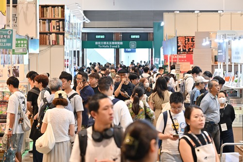Hong Kong Book Fair Kicks Off! 🎉The 35th Hong Kong Book Fair, at the Hong Kong Convention and Exhibition Centre (July 16-22), features over 620 cultural activities, including book launches and author seminars. This year's theme, "Food Culture･Future Living" invites readers to explore culinary traditions and histories from diverse perspectives and discover how technology is shaping future eating habits and lifestyle. Don’t miss the interactive "Book a Table･Food for Thought" exhibition, where you can savour life and explore the world through the dining table. 📚  https://hkbookfair.hktdc.com/en/index.html  第35屆香港書展現正於香港會議展覽中心舉行（7月16至22日）🎉，今年以「飲食文化･未來生活」為主題，帶領讀者了解各地飲食文化及歷史，並探索科技如何塑造未來飲食方式與生活態度。書展設有超過620場文化活動，包括新書推介會及作家講座，同場更設互動展區「有枱･閱食」，讓入場人士在餐桌品味人生、閱讀世界。📚  https://hkbookfair.hktdc.com/tc/index.html  @hktdclifestyle 香港貿發局   #hongkong #brandhongkong #asiasworldcity #megaevents #megaHK #bookfair #香港 #香港品牌 #亞洲國際都會 #盛事之都 #盛事 #書展