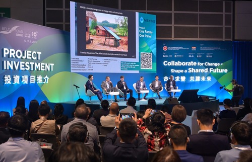 Driving a shared future! The 10th anniversary edition of the Belt and Road Summit (Sep 10-11), themed "Collaborate for change - Shape a shared future”, gathered over 6,000 high-profile participants from governments, international organisations, companies and the global media to celebrate a decade of achievements in promoting the Belt and Road Initiative. The flagship event highlighted Hong Kong’s role as the ideal Belt and Road hub, which converges the China advantage and global advantage to serve as the premier gateway for co-operation, bridging people, trade, business, education, culture and values across the region, connecting Asia and the world. 🌐   https://www.info.gov.hk/gia/general/202509/10/P2025091000749.htm  合作建未來！ 第十屆「一帶一路高峰論壇」（9月10-11日） 以「合作求變　共建未來」為主題，吸引超過6,000名參加者，包括政商界代表，國際組織、企業和媒體，見證十年來在推動「一帶一路」倡議方面的成果。論壇突顯香港是「一帶一路」的理想樞紐，同時擁有中國優勢與世界優勢，是首選的合作平台，連繫區內人員、貿易、商業、教育、文化和價值，並聯通亞洲和世界。🌐  https://www.info.gov.hk/gia/general/202509/10/P2025091000788.htm  #hongkong #brandhongkong #asiasworldcity #megaevents #megaHK #FinancialServices #BeltandRoad #BeltandRoadSummit #BeltandRoadOffice #香港 #香港品牌 #亞洲國際都會 #盛事之都 #盛事香港 #金融服務 #一帶一路 #一帶一路高峰論壇 #一帶一路辦公室