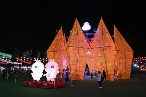 Experience the joy of the Mid-Autumn Festival in Hong Kong!🏮🌕 The enchanting Mid-Autumn Lantern Carnival (til Oct 7) at Victoria Park embraces the theme of "Joy to the City — Passing on the Joy, Welcoming the National Games". Get into the festive spirit by admiring five exquisite lantern displays blending traditional and contemporary designs. Each display symbolises one of the five elements in Chinese philosophy: metal, wood, water, fire, and earth. Don't miss the lantern making demonstrations and workshops taking place from October 5 to 7. 🌟  https://www.cpo.gov.hk/activity/en-mid-autumn-lantern-carnival-2025/  綵燈璀璨迎中秋！🏮🌕 乙巳年中秋綵燈會（至10月7日）現正於維多利亞公園舉行，以「『喜樂．全城』──傳承躍動　喜迎全運」為主題，呈獻五組糅合傳統與當代美學的精緻綵燈裝置，融合中國哲學五行元素——金、木、水、火、土。活動期間更設有花燈紮作示範及工作坊（10月5日至7日），精彩紛呈，不容錯過！🌟  https://www.cpo.gov.hk/zh-hk/activity/tc-mid-autumn-lantern-carnival-2025/  #hongkong #brandhongkong #asiasworldcity #megaevents #megaHK #midautumn #lantern #香港 #香港品牌 #亞洲國際都會 #盛事之都 #盛事香港 #國慶 #乙巳年中秋綵燈會 #中秋節 #綵燈