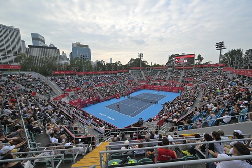 Prudential Hong Kong Tennis Open 2025 serves up classic finale (Nov 2)🎾🔥 .   Canadian tennis star Victoria Mboko was crowned champion for the first time at the WTA 250 tournament at Victoria Park, defeating Spanish contender Cristina Bucsa in a three set thriller🏆. Mboko secured victory 7-5, 6-7(9-11), 6-2 after nearly three hours of intense play. Meanwhile, the doubles title went to Jiang Xinyu and Wang Yafan who triumphed over the Japanese-Thai duo Momoko Kobori and Peangtarn Plipuech with a 6-4, 6-2 win.  From thrilling rallies to unrelenting determination on court, the tournament showcased top-tier tennis in Asia’s world city. Congratulations to all the players who brought passion and excellence to Hong Kong’s vibrant sporting stage — see you next year🎉!  「保誠香港網球公開賽2025」圓滿舉行（11月2日）🎾🔥   加拿大網球新星晏寶高在香港維多利亞公園舉行的WTA 250賽事中，勇奪個人生涯首個 WTA 250 單打冠軍🏆。經過接近三小時激戰，晏寶高以三盤擊敗西班牙挑戰者布莎，最終比分為7-5、6-7(9–11)、6-2。同時，雙打冠軍由蔣欣玗和王雅繁奪得，以6-4、6-2擊敗日本與泰國組合小堀桃子和彼碧。  從精彩對賽到爭勝的決心，賽事展現亞洲國際都會的頂尖網球水準。恭喜所有以熱情與傑出表現點亮香港體壇舞台的選手們 —— 明年再見🎉！  @hk_tennisopen #hongkong #brandhongkong #asiasworldcity #dynamichk #PHKTO2025 #tennis #HKCTA #WTA250 #香港 #香港品牌 #亞洲國際都會 #活力澎湃 #香港網球公開賽2025 #網球 #中國香港網球總會