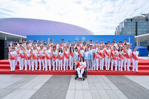 Lighting up the Games🔥! The torch relay for the 15th National Games was held yesterday (Nov 2) to welcome the landmark sporting event, jointly hosted for the first time by Guangdong, Hong Kong, and Macao. The Hong Kong leg of the relay featured 50 athletes and representatives of various sectors, starting from the Central Government Offices in Tamar and finishing at Kai Tak Sports Park Central Square where the last torchbearer, Hong Kong fencer Kaylin Hsieh, lit the cauldron🤺. The National Games open on Nov 9 with a flame-gathering ceremony bridging the torch relay and the lighting of the main torch. https://www.info.gov.hk/gia/general/202511/02/P2025110200473.htm  第十五屆全國運動會（十五運會）火炬接力傳遞昨日（11月2日）舉行，以迎接這項首次由粵港澳三地攜手舉辦的體育盛事🔥。香港賽區的火炬接力傳遞由50名來自各界別代表擔任火炬手，以添馬政府總部為起點，至啟德體育園中央廣場，由最後一名火炬手、香港劍擊運動員佘繕妡點燃火盆🤺。十五運會11月9日開幕，開幕式場內將進行火炬傳遞和燃點主火炬。 https://www.info.gov.hk/gia/general/202511/02/P2025110200399.htm  #hongkong #brandhongkong #asiasworldcity #dynamic #nationalgames #香港 #香港品牌 #亞洲國際都會 #活力澎湃 #全運會 #十五運會