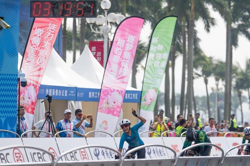 Golden Girl!🥇🚴‍♀️ Congratulations to Hong Kong cyclist Lee Sze-wing for clinching the gold medal in the Women's Road Cycling Individual event of the 15th National Games yesterday (Nov 9). Lee successfully defended the title she won four years ago to secure a second gold medal for the Hong Kong, China Delegation so far at this year's Games. Well done to Lee Sze-wing and good luck to all the Hong Kong athletes competing at the 15th National Games!👏  Photos: Leisure and Cultural Services Department @lcsdplusss   🥇🚴‍♀️恭喜香港單車運動員李思穎於第十五屆全國運動會衛冕成功，勇奪女子公路自行車個人賽金牌（11月9日），亦為中國香港代表隊在十五運會上贏得第二金。恭賀李思穎，並期待出戰全運會的香港運動員再創佳績！👏   相片：康樂及文化事務署  #hongkong #hk #brandhongkong #asiasworldcity #dynamic #2025NationalGames #15thGames #cycling #香港 #香港品牌 #亞洲國際都會 #活力澎湃 #全運會 #十五運會 #公路自行車