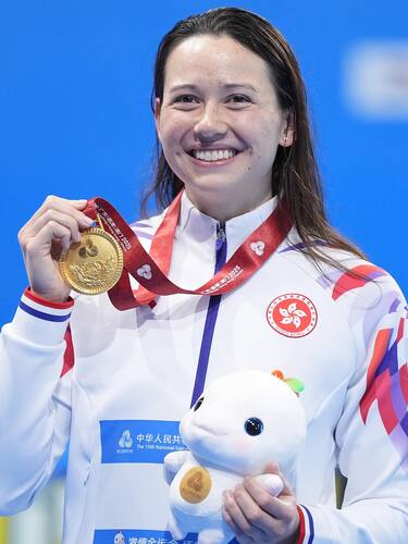 Golden girl!👏 Congrats to Hong Kong swimming superstar Siobhan Haughey on clinching the gold medal by winning the Women‘s 200m Freestyle at the 15th National Games yesterday (Nov 13). It’s Hong Kong‘s third gold of the Games so far, following earlier triumphs in sailing and cycling as well as a bronze medal in tennis. Good luck to Siobhan and the Hong Kong team in the remaining competitions. 🏊‍♀️🔥  恭喜香港「女飛魚」何詩蓓昨日（11月13日）於第十五屆全國運動會奪得女子200米自由泳金牌，這是中國香港代表隊至今在十五運取得的第三面金牌！👏早前，香港代表隊已在帆船和自行車項目取得兩面金牌，以及在網球項目取得一面銅牌。祝願何詩蓓和港隊在餘下賽事再創佳績。🏊‍♀️🔥  #hongkong #brandhongkong #asiasworldcity #dynamic #2025NationalGames #15thGames #SiobhanHaughey #swimming #香港 #香港品牌 #亞洲國際都會 #活力澎湃 #全運會 #十五運會 #何詩蓓 #游泳