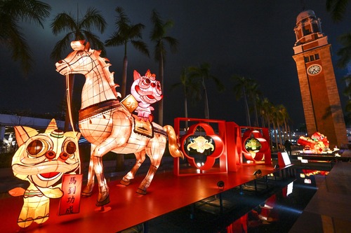 Gallop into the Year of the Horse in radiant style!🐎🏮 The stunning Chinese New Year Lantern Display is now lighting up the Hong Kong Cultural Centre Piazza.   Crafted by veteran paper crafting masters Mo Cheuk-kei and Hui Ka-hung, these dazzling lanterns feature majestic horses, bats and lions, celebrating Hong Kong’s Intangible Cultural Heritage through traditional craftsmanship and festive cheer. Look closely, and you’ll spot intricate details inspired by Hong Kong cheongsam and traditional Chinese candy boxes — each piece bringing blessings of good fortune and success.✨   Bring your family and friends and soak in the magic of the season! Until March 15. Free admission  璀璨綵燈迎馬年！🐎🏮丙午年春節綵燈展已於香港文化中心露天廣場隆重亮燈（展期至 3 月 15 日）。由資深紮作師傅冒卓祺與許嘉雄精心打造，以駿馬、蝠鼠和醒獅等主題綵燈，將傳統技藝融入佳節喜慶，展現香港非物質文化遺產的獨特魅力。細看之下，更可發現融入香港中式長衫、全盒等元素的綵燈，寓意好運連連、馬到功成！展覽免費入場，歡迎大家與摯愛親朋一同前來賞燈！✨  #hongkong #brandhongkong #asiaworldcity #megaevents #megaHK #CNY #lantern #festive #香港 #香港品牌 #亞洲國際都會 #盛事之都 #盛事香港 #農曆新年 #綵燈 #節慶
