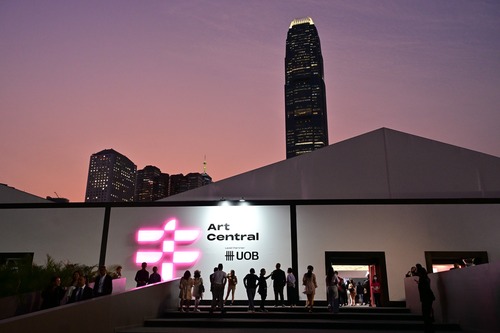 Experience Art March HK!🎨✨ Art Central returns to iconic Central Harbourfront (Mar 25-29), presenting works from over 100 galleries and 500 artists from Hong Kong, Asia, and beyond.🖼️ The fair’s 11th edition debuts Central Stage, spotlighting artists with recent institutional recognition alongside a curated programme of installations, performances, and video art from both rising and established talents.🌟  Photos: @artcentralhk  Learn more: https://artcentralhongkong.com/   投入「香港藝術三月」！🎨✨藝術中環將重返標誌性的中環海濱（3月25 - 29日），呈獻來自香港、亞洲及世界各地逾100家畫廊和500位藝術家的作品。🖼️第十一屆展會推出全新專題 Central Stage，聚焦近期獲得機構認可的新晉藝術家，並精心策劃涵蓋新銳和知名藝術家的裝置、表演及影像藝術節目。🌟  相片：Art Central 了解更多：https://artcentralhongkong.com/zh/home/  #hongkong #brandhongkong #asiasworldcity #megaevents #megaHK #ArtMarchHK #ArtCentral #香港 #香港品牌 #亞洲國際都會 #盛事之都 #盛事香港 #香港藝術三月 #藝術中環