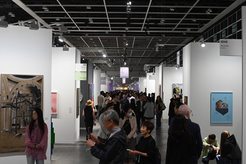 Save the date for Art Basel Hong Kong!🎨✨ Asia’s premier art fair returns to the Hong Kong Convention and Exhibition Centre next week (Mar 27-29) with new sectors and fresh curatorial perspectives. Featuring 240 galleries from 41 countries and territories, including 32 newcomers, the fair presents artworks by established artists and emerging talents from around the world.🖼️🌟    Highlights: • “Encounters” showcases 12 artworks of expansive sculptures and installations that draw on the Five Elements — space/ether, water, fire, wind and earth.  • “Echoes” is a brand new sector spotlighting works created within the past 5 years.  • “Zero 10” makes its Asia debut dedicated to art of the digital era.  • “Insights” features 20 projects focused on artists from Asia and the Asia-Pacific region.  • “Discoveries” is dedicated to solo presentations by emerging artists from 25 galleries.  • “Kabinett” stages thematic presentations with a total of 35 projects.  •	 Public programmes offer free public access to “Film”, “Conversations” and “Exchange Circle”.   Learn more: https://www.artbasel.com/hong-kong Photos: @artbasel   不容錯過！🎨✨亞洲頂級藝術大展 —— #巴塞爾藝術展香港展會 將於下周（3月27 - 29日） 在香港會議展覽中心舉行，以全新展區和嶄新的策展視角回歸。展會匯聚240間來自41個國家及地區的頂尖藝廊，包括32間首次參展，呈獻來自全球的藝術大師和新晉藝術家的作品。🖼️🌟  展會亮點：  • 「藝聚空間」由12 件大型雕塑和裝置組成，策展概念汲取「五大元素」—— 空、水、火、風、地。 • 「藝路迴聲」首度登場，聚焦藝術家近五年內創作的作品。 • 「Zero 10」為亞洲首展，專為數碼時代藝術而設。 • 「亞洲視野」展示20間藝廊，聚焦亞洲及亞太區的作品。 • 「藝術探新」由25間藝廊策展，展示新晉藝術家的作品。 • 「策展角落」藝廊內設置共 35項主題式個展。 • 「公眾項目」將向公眾免費開放，包括「光映現場」、「與巴塞爾藝術展對話」、「藝群匯集」。  了解更多：https://www.artbasel.com/hong-kong?lang=zh_CN 相片：Art Basel  #hongkong #brandhongkong #asiasworldcity #megaevents #megaHK #ArtMarchHK #ArtBaselHongKong #香港 #香港品牌 #亞洲國際都會 #盛事之都 #盛事香港 #香港藝術三月