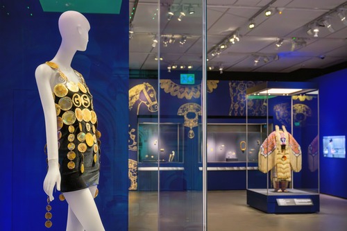 Dazzling display!✨💎 Treasures of Global Jewellery from The Metropolitan Museum of Art: The Body Transformed at the Hong Kong Palace Museum (Apr 15 – Oct 19) offers a chance to discover 200 extraordinary pieces spanning 4,000 years and five continents, from ancient civilisations to 21st-century masterpieces. Organised into five thematic sections, this stunning exhibition explores how body adornment tells remarkable stories about who we are, where we come from and what we value across cultures and time. This is the first major travelling showcase of The Met’s jewellery collection — and Hong Kong is the very first stop!  Don’t miss your chance to see history, art and identity transformed through the universal language of jewellery.🌟  https://www.hkpm.org.hk/en/exhibition/treasures-of-global-jewellery-from-the-metropolitan-museum-of-art-the-body-transformed  璀璨瑰寶閃耀登場！✨💎香港故宮文化博物館現正舉行特別展覽「琳瑯——紐約大都會藝術博物館世界珠寶珍藏」（4月15日至10月19日），讓公眾有機會欣賞約200件跨越4,000年、橫跨五大洲文明的珠寶珍品，涵蓋由古代文明至21世紀的藝術傑作。展覽分為五大主題單元，帶領觀眾探索來自不同文化與地域的人如何透過飾物展現信仰、身份地位與審美觀念。今次展覽亦是紐約大都會藝術博物館首個以珠寶珍藏為主題的國際巡迴展覽，而香港更是全球首站，別具意義。萬勿錯過這個難得機會，透過珠寶細味歷史、藝術與文化交融的獨特魅力。🌟  https://www.hkpm.org.hk/tc/exhibition/treasures-of-global-jewellery-from-the-metropolitan-museum-of-art-the-body-transformed  #hongkong #hk #brandhongkong #asiasworldcity #megaevents #megaHK #artsandculture #香港 #香港品牌 #亞洲國際都會 #盛事之都 #盛事香港 #藝術與文化