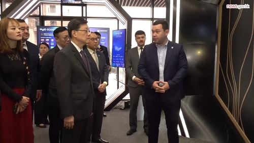 Hong Kong SAR Chief Executive John Lee led a joint Hong Kong-Mainland business delegation and concluded the visit to Uzbekistan on June 5 by learning about the latest developments in the digital economy and cultural preservation of the country. He visited IT Park Uzbekistan, an innovation technology park and met with the First Deputy Minister of Digital Technologies of Uzbekistan, Ayubkhon Sultonov, on strengthening co-operation between the two places in I&T and the digital economy. He also witnessed the exchange of memorandum of understanding or the confirmation of intention to co-operate between IT Park Uzbekistan and Hong Kong’s three major I&T parks — Cyberport, the Hong Kong Science & Technology Parks Corporation and the Hong Kong-Shenzhen Innovation & Technology Park — to enhance co-operation in areas such as startup incubation, talent exchange and joint research and development.    The Central Asia visit has yielded fruitful results, advancing a hub-to-hub cooperation model and creating broader prospects for future partnerships between Hong Kong and the Central Asian region.  https://www.info.gov.hk/gia/general/202606/05/P2026060500911.htm   行政長官李家超率領來自香港加內地商貿代表團完成最後一日（6月5日）於烏茲別克斯坦的訪問行程，了解當地在數字經濟及文化保育的最新情況。當日，李家超到訪烏茲別克斯坦創新科技園區IT Park，並與烏茲別克斯坦數字技術部第一副部長Ayubkhon Sultonov會面，就加強兩地創新科技和數字經濟合作交換意見。會上，李家超見證烏茲別克斯坦IT Park與香港三大創科園區——數碼港、香港科技園和港深創新及科技園交換諒解備忘錄或確立合作意向，推動兩地在初創培育、人才交流、聯合研發等方面加強合作。這次中亞之行成果豐碩，不但推進樞紐對樞紐合作模式，亦進一步拓展香港與中亞地區更廣闊的合作空間。  https://www.info.gov.hk/gia/general/202606/05/P2026060500910.htm  #hongkong #brandhongkong #asiasworldcity #CentralAsia #Uzbekistan #香港 #香港品牌 #亞洲國際都會 #中亞 #烏茲別克斯坦