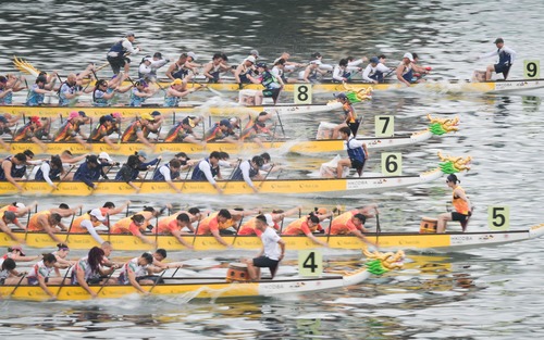 Hong Kong celebrates Golden Jubilee of international dragon boat races in style!🐉🚣 The 50th anniversary of the Sun Life Hong Kong International Dragon Boat Races (Jun 27-28) combined fun, tradition and highly competitive racing with over 4,500 paddlers from 16 countries and regions vying for honours on iconic Victoria Harbour. Cheering crowds lined the Tsim Sha Tsui Promenade, enjoying the carnival atmosphere.🎉 Marking the historic occasion, the debut “50th Anniversary Fishermen Invitational Cup” featured 6 local fishermen teams racing in traditional wooden dragon boats, paying tribute to Hong Kong’s fishing communities. The Fancy Dress Competition added an extra splash of colour, while visitors took advantage of various photo spots to capture lasting memories of the event.✨  香港國際龍舟邀請賽金禧盛典，熱鬧上演！🐉🚣「永明香港國際龍舟邀請賽」50周年賽事於6月27至28日舉行，雲集來自16個國家及地區、逾4,500名龍舟好手，在維港水面競逐殊榮。比賽期間，尖沙咀海濱一帶人潮如鯽，觀眾沿岸為健兒吶喊打氣，盡情投入這場動感嘉年華。🎉為慶祝賽事踏入50 周年，大會首設「50 周年漁民盃」，由6支本地漁民隊伍以傳統木製龍舟出戰，向香港的漁民文化致敬。場內的「扮嘢大賽」亦為賽事增添繽紛色彩，多個打卡位更讓市民及旅客留下難忘回憶！✨  #hongkong #brandhongkong #asiasworldcity #megaevents #megaHK #dynamic #dragonboat #香港 #香港品牌 #亞洲國際都會 #盛事之都 #盛事香港 #活力澎湃 #龍舟