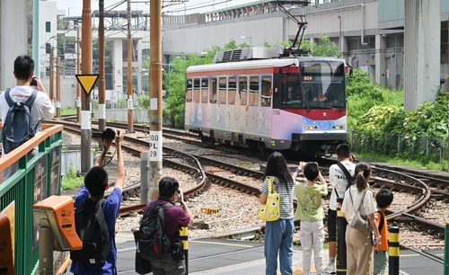 This summer, the "CHIIKAWA ARTIVERSE" themed Light Rail will be running on weekends from Jul 25 to Aug 30, bringing your favourite Japanese anime characters to life on the move!🌟 What to expect: Glow-in-the-dark starry exteriors – a magical sight day or night; adorable themed handrails featuring Chiikawa, Hachiware & Usagi; a moving art space filled with joy and imagination. This special Light Rail experience coincides with the highly anticipated "CHIIKAWA ARTIVERSE" Exhibition running from Aug 1 to Sep 6 at K11 MUSEA and the Tsim Sha Tsui Harbourfront – making it the perfect summer outing for fans of all ages!✨  今個夏天，與CHIIKAWA一起踏上奇幻列車之旅！🌟「CHIIKAWA ARTIVERSE」主題輕鐵將於7月25日至8月30日期間的周末運行，將人氣日本動漫角色帶入日常旅程，為出行增添滿滿樂趣。主題輕鐵車身設有夜光星星圖案，打造出無論日夜均呈現夢幻的視覺效果。車廂內更設有吉伊卡哇 (Chiikawa)、小八 (Hachiware)、兔兔 (Usagi)的造型扶手，整個車廂化身為充滿歡樂與想像力的流動藝術世界。這趟限定體驗亦配合將於8月1日至9月6日在K11 MUSEA及尖沙咀海濱舉行的「CHIIKAWA ARTIVERSE」特展，絕對是不容錯過的夏日出遊之選！✨  #hongkong #brandhongkong #asiasworldcity #chiikawa #香港 #香港品牌 #亞洲國際都會 #吉伊卡哇