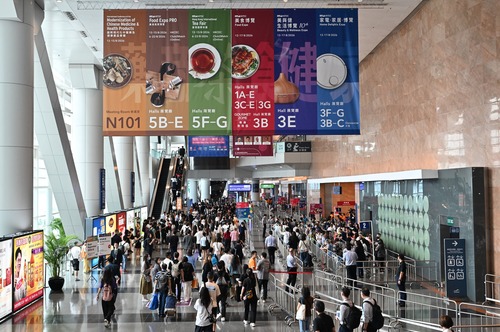 Serving up a feast of opportunities in Hong Kong!🍽️✨ The 36th Food Expo (Aug 13–17) is underway at the Hong Kong Convention and Exhibition Centre, bringing together buyers, suppliers and foodies to sample the latest flavours, trends and business opportunities. Together with Food Expo PRO, Beauty & Wellness Expo, Home Delights Expo and Hong Kong International Tea Fair, this year’s event welcomes more than 1,850 exhibitors from over 30 countries and regions, creating a vibrant destination spanning food, tea, home living, beauty and wellness. Under the theme “Live Well．Stay Well”, the fairs are hosting Five Themed Days, encouraging visitors to embrace a healthy and fulfilling lifestyle.🌟  品味環球滋味，發掘無限商機！🍽️✨第36屆美食博覽於8月13至17日在香港會議展覽中心舉行，匯聚買家、供應商及一眾美食愛好者，品嚐各地滋味、掌握美食潮流與商業機遇。今年展覽聯同美食商貿博覽、美與健生活博覽、家電．家居．博覽及香港國際茶展舉行，雲集來自逾30個國家及地區、超過1,850家參展商，打造涵蓋美食、優質茗茶、家居生活、美容及健康的多元體驗平台。展會以「Live Well．Stay Well」為主題，並推出五大主題日，鼓勵市民實踐優質生活！🌟  #hongkong #brandhongkong #asiasworldcity #megaevents #megaHK #cosmopolitanlifestyle #foodexpo #香港 #香港品牌 #亞洲國際都會 #盛事之都 #盛事香港 #都會生活 #美食博覽