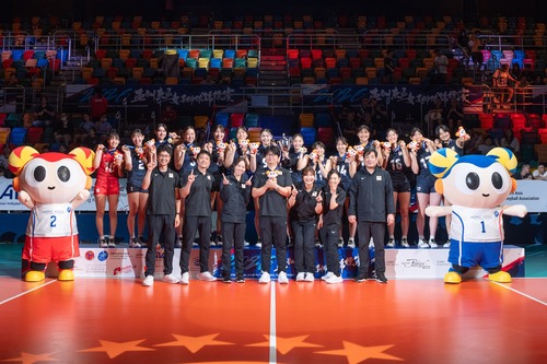 A week of incredible volleyball action in Hong Kong!🏐🔥 The 2026 Asian Eastern Zonal Women’s Volleyball Championship (Aug 11-16) wrapped up at the Queen Elizabeth Stadium, with 7 top-tier teams from across East Asia battling it out for the title. A shoutout to our host team, Hong Kong, China, who gave it their all against Korea in a tough three-set match, finishing in 4th place. In the thrilling final, Japan captured this year's championship with a 3-0 victory over China. Congratulations to all the athletes for an unforgettable tournament.👏   Photo: Volleyball Association of Hong Kong, China @vbahk   一連多日的精彩排球賽事在香港圓滿落幕！🏐🔥2026亞洲東區女子排球錦標賽於8月11至16日在伊利沙伯體育館舉行，來自亞洲東區的7支頂尖隊伍同場競技，爭奪冠軍殊榮。主隊中國香港在賽事中全力以赴，與韓國隊上演3局激戰，最終取得第4名。壓軸決賽同樣緊張刺激，日本隊以3-0勇奪今屆冠軍，中國隊獲得亞軍。感謝一眾運動員的精彩發揮，成就一場難忘的排球盛會！👏  相片：中國香港排球總會  #hongkong #brandhongkong #asiasworldcity #dynamic #volleyball #香港 #香港品牌 #亞洲國際都會 #活力澎湃 #排球 #2026亞洲東區女子排球錦標賽