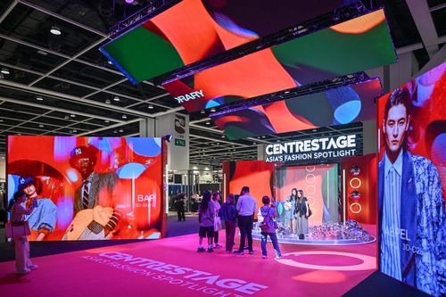 Fashion in focus!👗✨ The 11th edition of CENTRESTAGE is underway at the Hong Kong Convention and Exhibition Centre (til Sep 5). This year’s fair gathers around 270 brands from 24 countries and regions🌍, delivering more than 40 spectacular events, including a record-breaking 30+ fashion shows. The grand opening show, CENTRESTAGE ELITES (Sep 2), featured Hong Kong multidisciplinary designer and visual artist Kit Wan, reflecting the city's vibrant fashion scene.🌟 Other highlights included Korea as “Featured Partner” with its largest-ever pavilion and the debut Hype² pavilion powered by local celebrities and KOLs. Don’t miss the chance to experience the vibrant rhythm of fashion right here in Asia’s world city!🔥  時尚迷注意！👗✨第十一屆 CENTRESTAGE 香港國際時尚匯展現正於香港會議展覽中心舉行（展期至9月5日）。本屆盛會匯聚來自24個國家及地區的約270個品牌🌍，呈獻超過40場精彩活動，其中包括破紀錄的30多場時裝騷。揭幕盛事 CENTRESTAGE ELITES （9月2日）由香港跨界設計師兼視覺藝術家 Kit Wan 領銜，展現香港時尚界的多元活力。🌟其他亮點包括韓國首度擔任「合作夥伴」帶來歷來最大展團，以及由本地名人及KOL打造的 Hype² 潮牌館首次亮相。把握機會，在亞洲國際都會感受時尚的脈動！🔥  #hongkong #hk #brandhongkong #asiasworldcity #megaevents #megaHK #CENTRESTAGE #fashion #香港 #香港品牌 #亞洲國際都會 #盛事之都 #盛事香港 #香港國際時尚匯展 #時尚