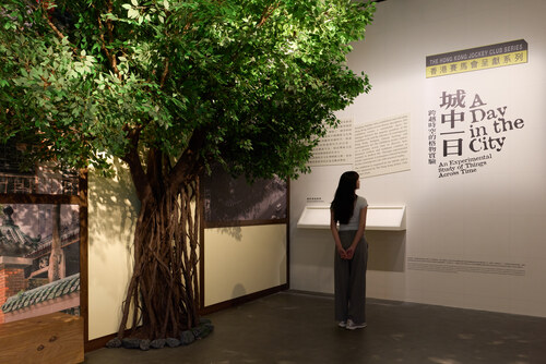 An experimental dialogue across centuries.⏳ "A Day in the City — An Experimental Study of Things Across Time" is showing at the Hong Kong Palace Museum (till Feb 22, 2027). This isn't just an exhibition; it is a reimagining. Nine of Hong Kong’s most exciting multidisciplinary artists have taken the iconic stories of the Forbidden City and woven them into the dynamic fabric of contemporary Hong Kong life.✨ What to expect: provocative installations, thought-provoking visual art, a bridge between generations. The exhibition is also home to a participatory artistic space and public workshops designed to spark conversation and collaboration between the young and the young-at-heart. Come see heritage revived.  Photos: Hong Kong Palace Museum @hongkongpalacemuseum   一場跨越世紀的創意對話！⏳「城中一日——跨越時空的格物實驗」展覽現正於香港故宮文化博物館展出（展期至2027年2月22日），匯聚九位跨領域的本地藝術家，以恢宏壯麗的紫禁城為靈感，在展廳中交織出當代香港的城市活力，展覽構築出連結不同世代的文化橋樑。✨展覽設有以體驗工作坊為核心的創意實驗空間，鼓勵跨代共創，促進社群互動。一起來見證傳統文化的煥發更新！  相片：香港故宮文化博物館  #hongkong #hk #brandhongkong #asiasworldcity #artsandculture #ADayintheCity #香港 #香港品牌 #亞洲國際都會 #藝術與文化 #城中一日
