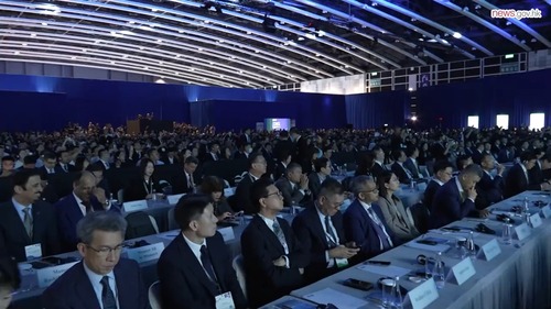 The 11th Belt and Road Summit opened yesterday (Sep 9) at the Hong Kong Convention and Exhibition Centre, bringing together government and business representatives from various Belt and Road economies.🌐 ASEAN Secretary-General Kao Kim Hourn reaffirmed Hong Kong as an important partner and reiterated the bloc's support for the city joining the Regional Comprehensive Economic Partnership (RCEP).🤝✨ Kazakhstan’s Vice Minister of Artificial Intelligence & Digital Development, Bakhtiyar Mukhametkaliyev, also expressed confidence that collaboration with Hong Kong will deliver win-win outcomes. Watch the video to hear more from the summit participants. https://www.news.gov.hk/eng/2026/09/20260909/20260909_201838_619.html  第11屆一帶一路高峰論壇昨日（9月9日）於香港會議展覽中心揭幕，匯聚來自「一帶一路」沿線及相關國家和地區的主要官員及商界翹楚。🌐東南亞國家聯盟秘書長高金洪形容香港是重要夥伴🤝✨，並重申東盟支持香港加入《區域全面經濟伙伴關係協定》。哈薩克斯坦人工智慧與數位發展部副部長Bakhtiyar Mukhametkaliyev亦表示與香港合作可達致雙贏局面。立即觀看影片，聽聽更多與會者的分享。 https://www.news.gov.hk/chi/2026/09/20260909/20260909_201838_619.html  #hongkong #brandhongkong #asiasworldcity #megaevents #megaHK #BeltandRoad #BeltandRoadSummit #BeltandRoadOffice #香港 #香港品牌 #亞洲國際都會 #盛事之都 #盛事香港 #一帶一路 #一帶一路高峰論壇 #一帶一路辦公室