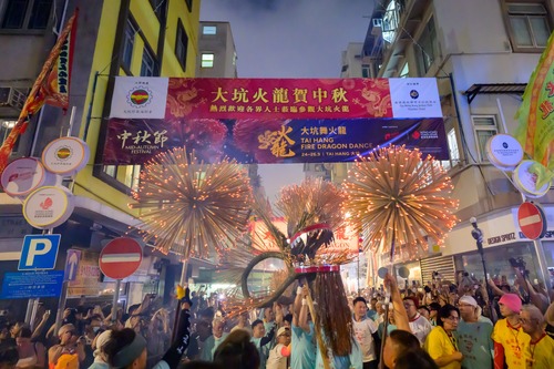 Feel the heat of Hong Kong’s most iconic Mid-Autumn tradition!🔥🐲 The legendary Tai Hang Fire Dragon Dance (Sep 24 – 26), dating back to the 19th century, lights up the Tai Hang neighbourhood with a spectacular 67-metre “dragon” adorned with 12,000 burning incense sticks. Paraded through the narrow streets by over 300 performers and accompanied by a charming LED dragon carried by children✨🏃‍♂️, this recognised National Intangible Cultural Heritage brings blessings of peace and good fortune. The fiery procession even extends to nearby Victoria Park tonight (Sep 25) at 10:30pm. Whether you’re there in person or watching the live broadcast, don’t miss this dazzling spectacle!🌟  感受香港中秋節最熾熱的傳統盛事！🔥🐲源自19世紀、享譽盛名的大坑舞火龍（9月24至26日）點亮大坑。一條全長67米、插滿12,000枝長壽線香的「火龍」，由300多位健兒引領，與由小朋友舞動的LED小火龍一同在街道間巡遊。✨🏃‍♂️這項國家級非物質文化遺產寓意祈求合境平安。今晚（9月25日）10時30分，舞火龍表演將延伸至維多利亞公園舉行。無論親臨現場或觀看直播，都千萬別錯過這場璀璨奪目的盛會！🌟  #hongkong #brandhongkong #asiasworldcity #megaevents #megaHK #midautumn #TaiHangFireDragonDance #IntangibleCulturalHeritage #香港 #香港品牌 #亞洲國際都會 #盛事之都 #盛事香港 #中秋節 #大坑舞火龍 #非物質文化遺產