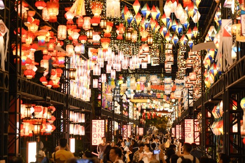 Mid-Autumn magic lights up Hong Kong!🏮🌟 Crowds are flocking to Victoria Park to experience the first International Lantern Spectacular (til Sep 27) featuring stunning lantern displays from 20 countries and regions as well as performances and festive activities to celebrate the Mid-Autumn Festival.🎉 Themed "A Delightful Journey through the Lantern Garden", the carnival draws inspiration from Hong Kong's distinct flavours, brought to life through radiant displays of light. A highlight is the 8-metre-tall signature Nanjing Qinhuai lantern installation "Shadowlight". Don’t miss this dazzling new Mid-Autumn display in the heart of the city!📸✨  中秋光影為香港添上奇妙色彩！🏮🌟首屆「國際中秋綵燈匯」現正於維多利亞公園舉行（展期至9月27日），吸引大批市民及旅客到場，觀賞來自20個國家及地區的特色綵燈及多項表演，並參與節慶活動，共度中秋佳節。🎉今屆「丙午年中秋綵燈會」以《賞心．樂事．悅遊園》為主題，圍繞香港獨特風情，透過璀璨燈影展現本地文化風貌；當中焦點之一，是約8米高的南京秦淮綵燈《樹影流光》。這場於鬧市登場的全新中秋光影盛會，萬勿錯過！📸✨  #hongkong #brandhongkong #asiasworldcity #dynamichk #megaevents #megaHK #MAF #香港 #香港品牌 #亞洲國際都會 #盛事之都 #盛事香港 #中秋節