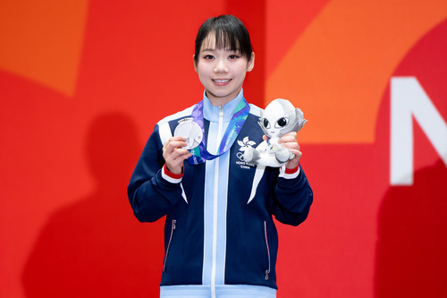 Medal alert!📢 Team Hong Kong, China yesterday (Sep 20) clinched two silver medals at the 20th Asian Games.🥈🥳 Grace Lau claimed silver in the Women's Individual Kata event– the first medal for the Hong Kong, China Delegation at this Asian Games. In the pool, Siobhan Haughey, Natalie Kan, Li Sum-yiu, Gilaine Ma and Wang Xintong also shone, winning a silver medal in the Women’s 4x100m Freestyle Relay!✨  The 20th Asian Games is taking place in Aichi-Nagoya, Japan, bringing together athletes from across Asia for unforgettable moments of competition and achievement. Let’s cheer on Team Hong Kong, China!💪🔥   Photo: Sports Federation & Olympic Committee of Hong Kong, China  獎牌捷報！📢中國香港代表隊昨日（9 月 20 日）在第 20 屆亞運會勇奪兩面銀牌。🥈🥳劉慕裳於空手道女子個人形項目奪得銀牌，為中國香港代表隊在本屆亞運贏得首面獎牌。游泳項目同樣傳來喜訊，何詩蓓、簡綽桐、李芯瑤、馬紫玲和王欣桐贏得亞運女子4x100米自由泳接力賽銀牌。✨第20屆亞洲運動會現正於日本愛知縣和名古屋市舉行，匯聚亞洲各地運動員同場競逐，呈獻一場場精彩對決。讓我們繼續為中國香港代表隊打氣！💪🔥  相片：中國香港體育協會暨奧林匹克委員會  #hongkong #hk #brandhongkong #asiasworldcity #dynamic #asiangames #香港 #香港品牌 #亞洲國際都會 #活力澎湃 #亞洲運動會 #亞運