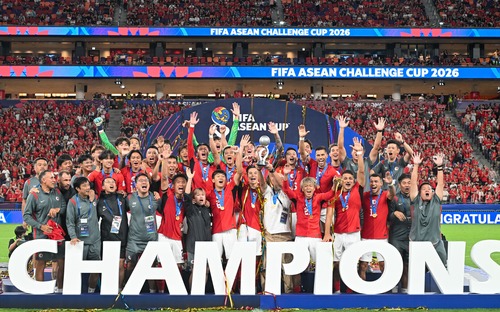 Football first!⚽ Team Hong Kong, China were crowned champions of the inaugural FIFA ASEAN Challenge Cup (Sep 24–Oct 3), defeating Cambodia 2-0 in front of nearly 32,000 cheering fans at Kai Tak Stadium. It marked a successful conclusion to the new competition, which brought together teams from across Southeast Asia to compete in a series of thrilling international matches in Hong Kong. The local heroes drew large crowds throughout the tournament as they won both their group-stage matches before lifting the trophy to set a new milestone for Hong Kong football. Well done lads!🎉   足球捷報！⚽中國香港足球代表隊於首屆國際足協東盟挑戰盃（9月24至10月3日）勇奪冠軍，在啟德主場館近32,000名球迷打氣見證下，以2:0擊敗柬埔寨隊。這項全新賽事匯聚多支東南亞代表隊來港角逐，上演連場精彩國際賽事；港隊全程表現出色，在分組賽兩戰兩勝，最終勇奪錦標，為香港足球發展寫下新里程。恭喜一眾港隊健兒！🎉  #hongkong #brandhongkong #asiasworldcity #megaevents #megaHK #dynamic #FIFA #香港 #香港品牌 #亞洲國際都會 #盛事之都 #盛事香港 #活力澎湃 #國際足協東盟挑戰盃