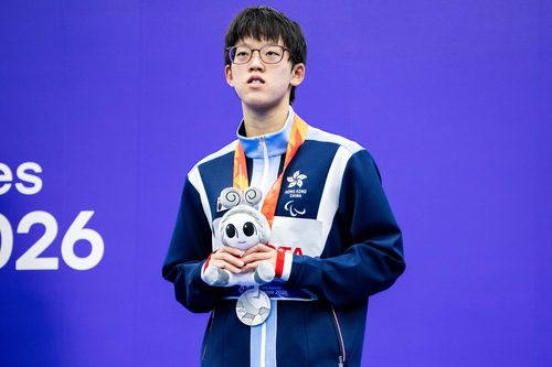 Team Hong Kong, China off to a flying start at the 5th Asian Para Games! Huge congrats to swimmer Lau Chiu-yee on clinching silver🥈 in the Women's 200m Freestyle S14, and to fellow swimmer Wong Hon-yin for powering to bronze 🥉in the Men's 200m Freestyle S14. Big applause also goes to fencing star Yu Chui-yee for securing bronze 🥉in the Women's Foil Individual Category A — all on the first day of competition! Let's cheer on Team Hong Kong, China as our athletes strive for more glory!🔥  Photos: China Hong Kong Paralympic Committee  中國香港代表隊於第5屆亞洲殘疾人運動會打響頭炮！首個比賽日即傳來捷報，游泳運動員劉肖儀在女子S14級200米自由泳勇奪銀牌🥈，隊友黃漢彥亦在男子S14級200米自由泳摘下銅牌🥉；劍擊名將余翠怡同樣表現出色，在女子花劍A級個人賽中取得銅牌🥉。讓我們繼續為一眾港隊健兒打氣，期待他們再創佳績、為港爭光！🔥  相片：中國香港殘疾人奧委會  #hongkong #hk #brandhongkong #asiasworldcity #dynamic #asianparagames #香港 #香港品牌 #亞洲國際都會 #活力澎湃 #亞洲殘疾人運動會 #亞殘運會